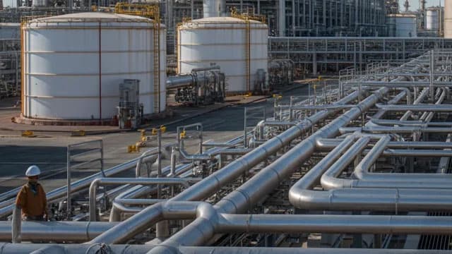 Oil Falls Amid Hopes to Contain Mideast Crude Supply Disruption